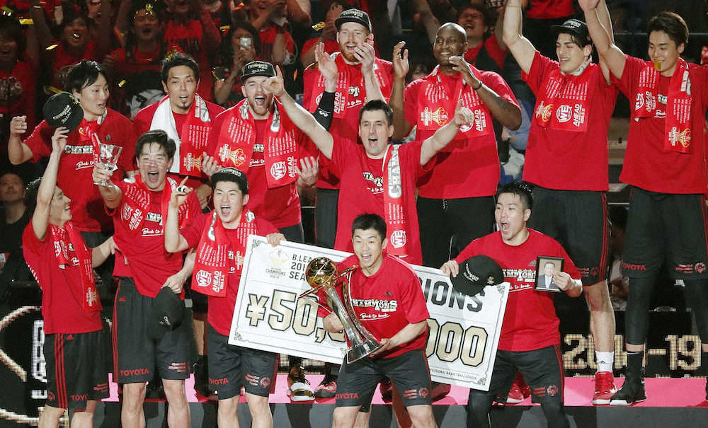 バスケットボール男子Bリーグで2連覇を果たし、喜ぶA東京の選手たち