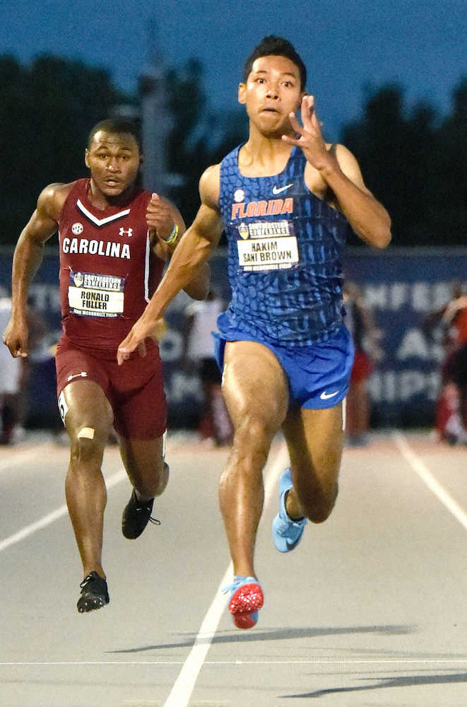陸上の米大学南東地区選手権男子100メートル予選で全体トップの10秒10をマークしたサニブラウン（右）