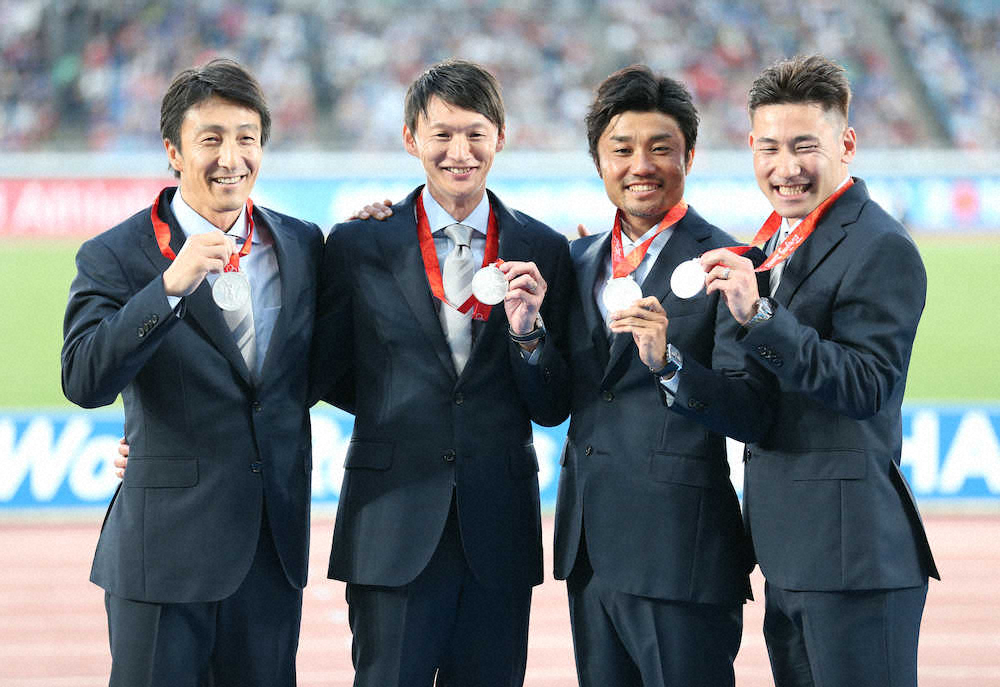 銀メダルを授与され笑顔の（左から）朝原さん、高平さん、末続、塚原さん（撮影・小海途　良幹）