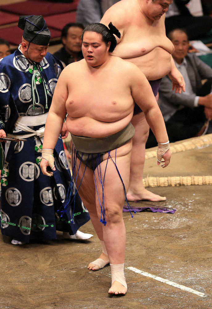 【画像・写真】琴鎌谷が2勝目　初の十両土俵で高校の12学年先輩・明瀬山を撃破