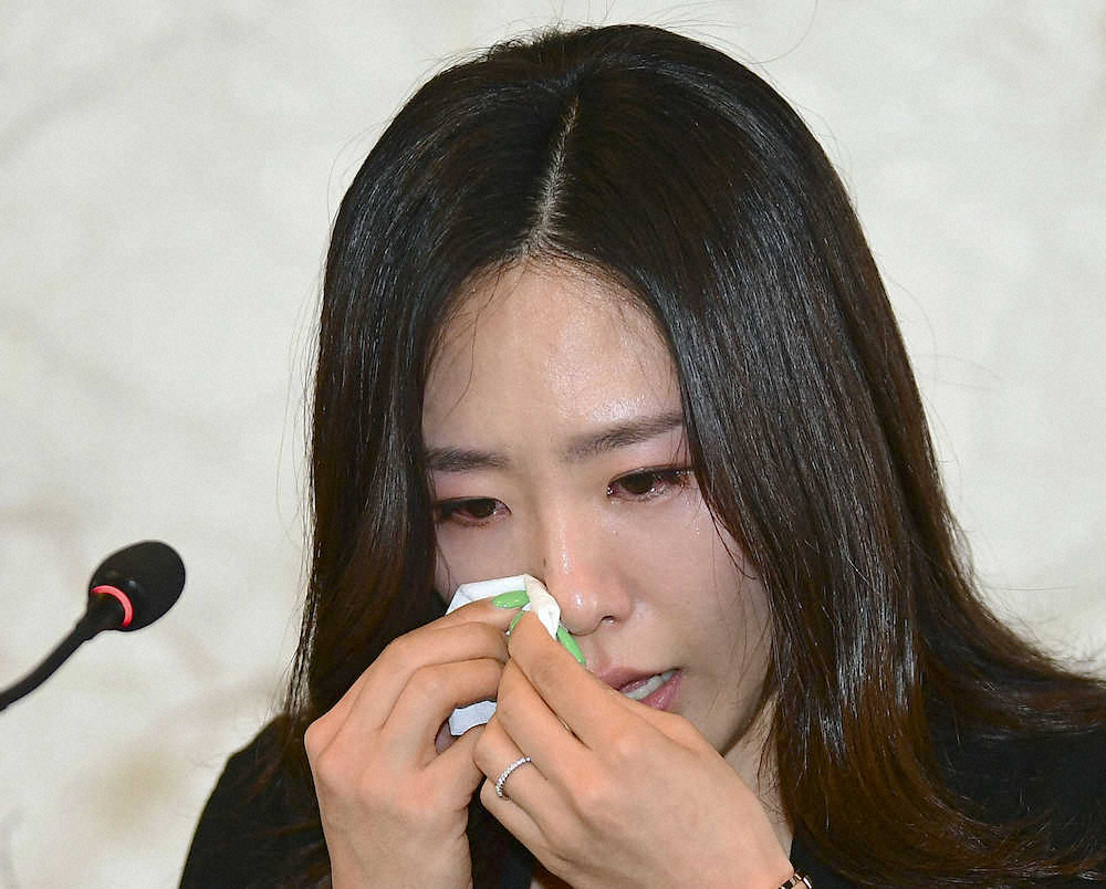 16日、ソウルで開いた記者会見で現役引退を表明し、涙を流すスピードスケートの李相花