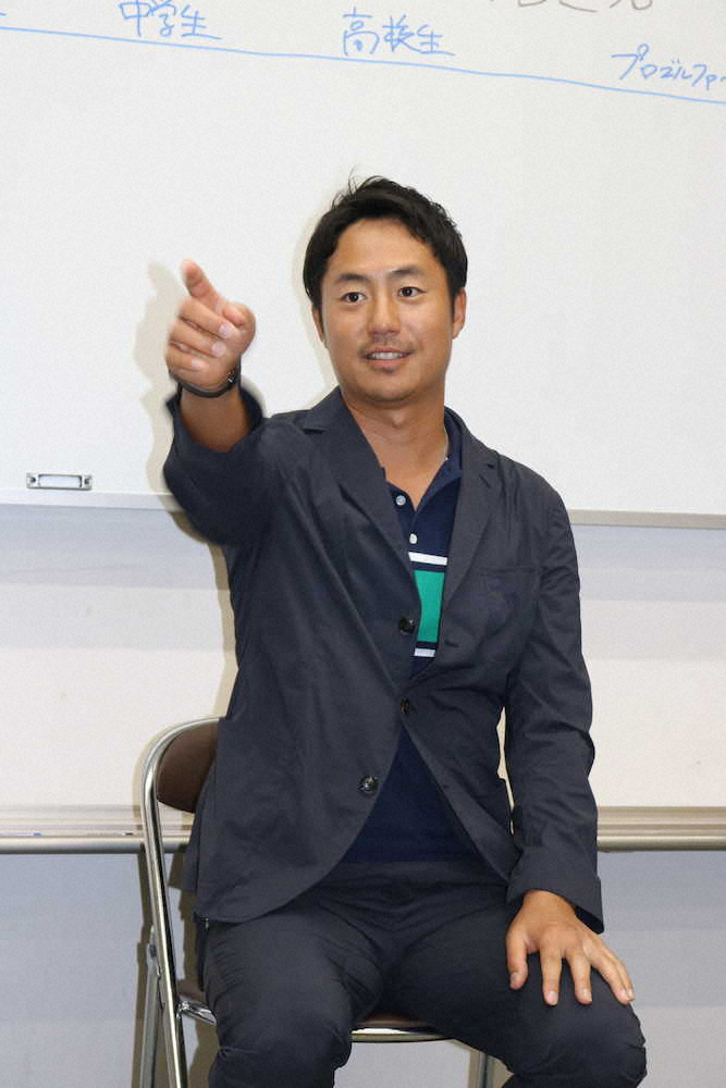 神戸市の甲南小学校で「夢を持とう」と題した授業を行ったプロゴルファー小鯛竜也