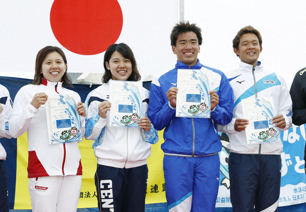 世界選手権出場を決め、笑顔を見せる（左から）貴田裕美、新倉みなみ、豊田壮、野中大暉