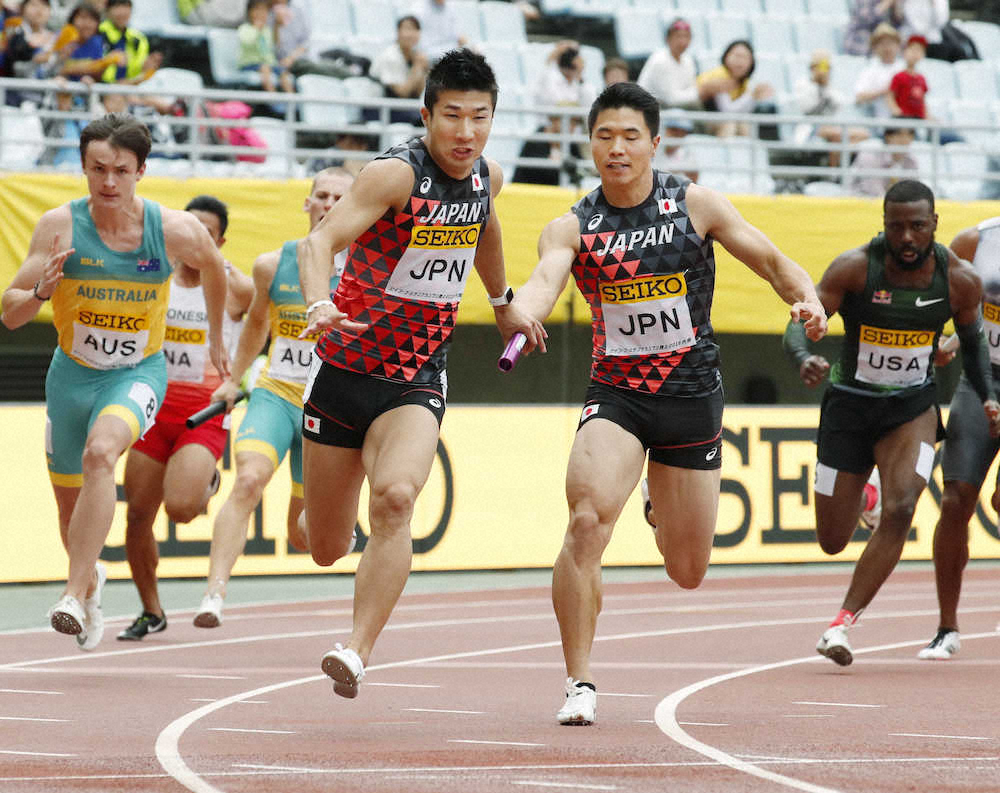 男子400メートルリレー　第3走者の小池（中央右）からアンカーの桐生（同左）へリレー