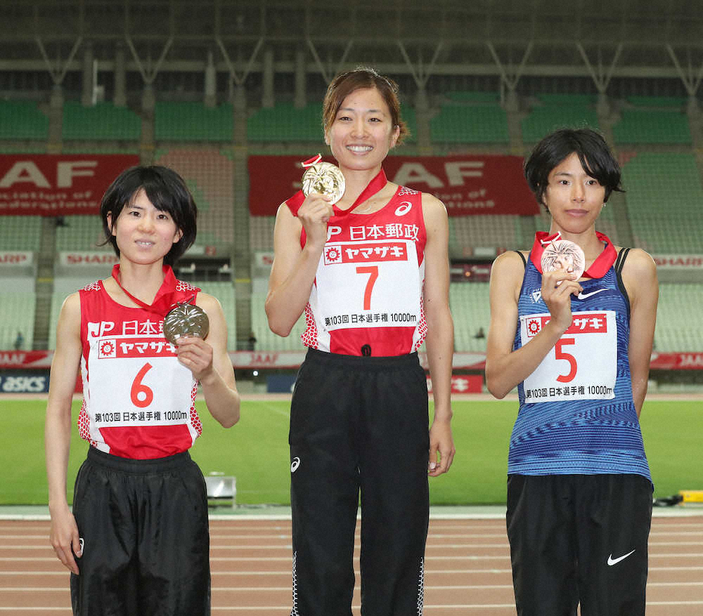 ＜陸上日本選手権女子10000メートル＞表彰台でメダルを手にする（左から）2位の鈴木、1位の鍋島、3位の新谷（撮影・坂田　高浩）