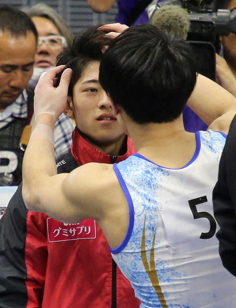 NHK杯で優勝した谷川翔（左）の髪型をセットする兄・航（撮影・吉田　剛）