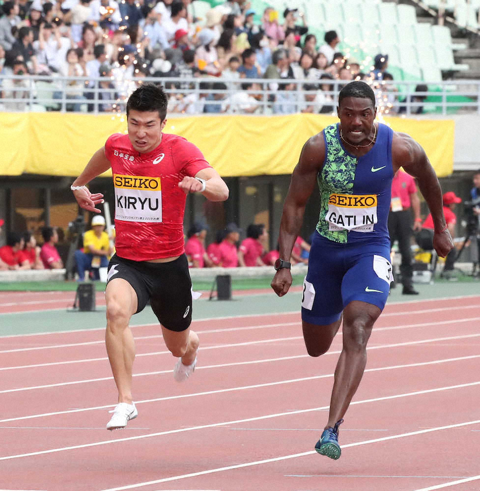 男子100メートルで優勝したガトリン（右）と競り合い、2着となった桐生（撮影・坂田　高浩）