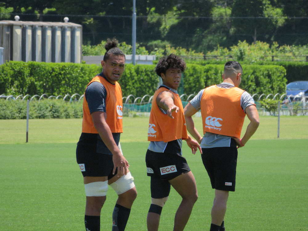 全体練習中に仲間に指示を送るSO山沢拓也（中央）。左はツイ・ヘンドリック、右は山田章仁