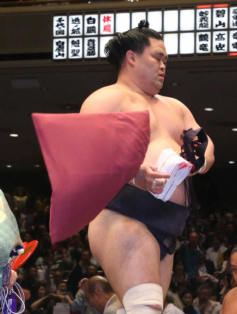 【画像・写真】妙義龍が4個目の金星　横綱・鶴竜を押し出し「うれしいです」