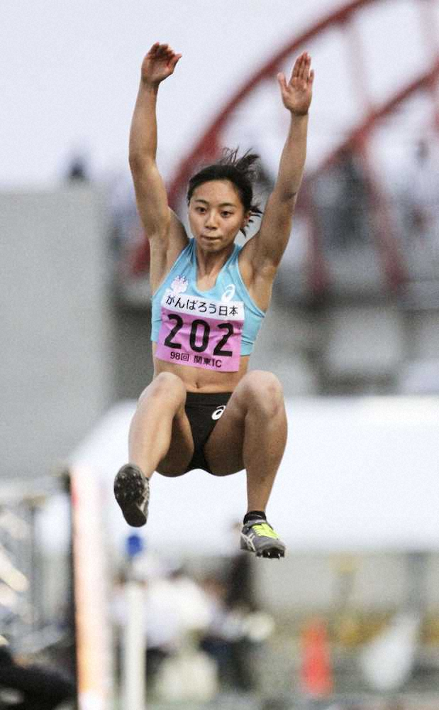 女子走り幅跳びで6メートル26で優勝した筑波大・高良彩花