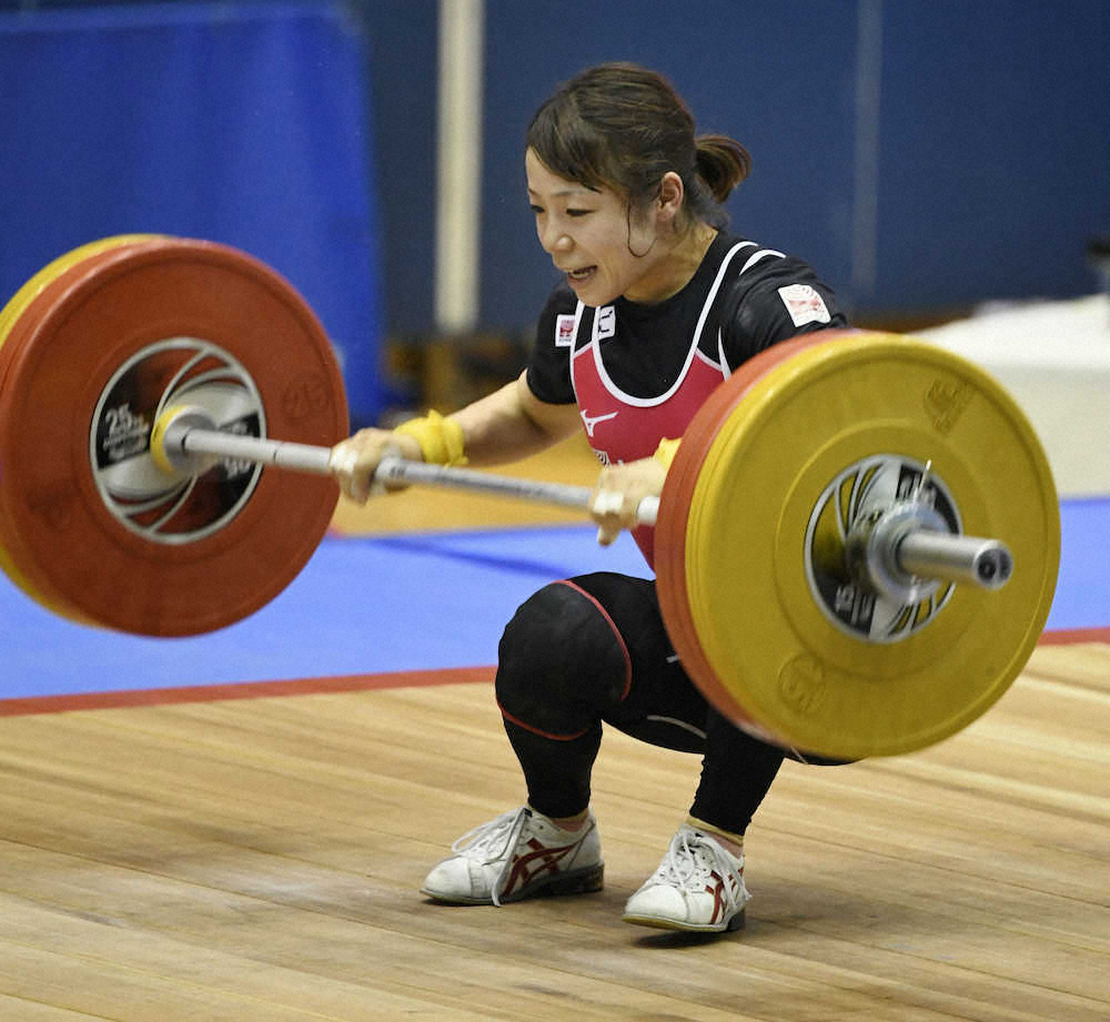全日本重量挙げ第1日　女子49キロ級ジャークの1回目で体勢を崩す三宅。右脚を負傷して棄権した