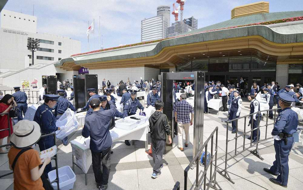 　トランプ米大統領の大相撲観戦を控え、東京・両国国技館の入り口に設置された金属探知機を通る人たち