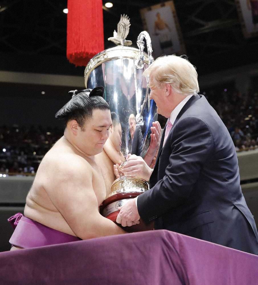 朝乃山に米国大統領杯を手渡すトランプ大統領