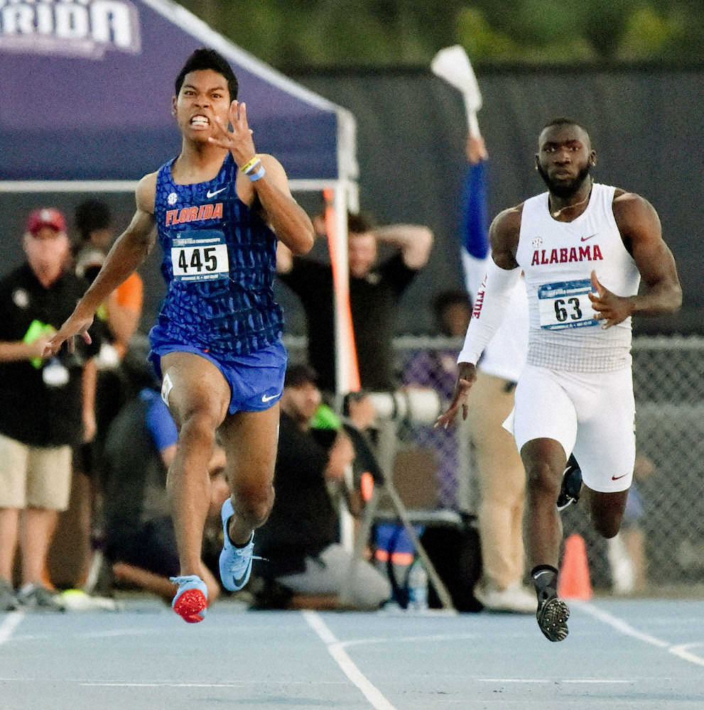 陸上全米大学選手権東部地区予選男子200メートル2次予選で20秒13をマークしたサニブラウン（左）