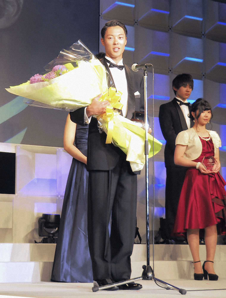 全日本スキー連盟の表彰式で最優秀選手賞を受賞したジャンプ男子の小林陵侑