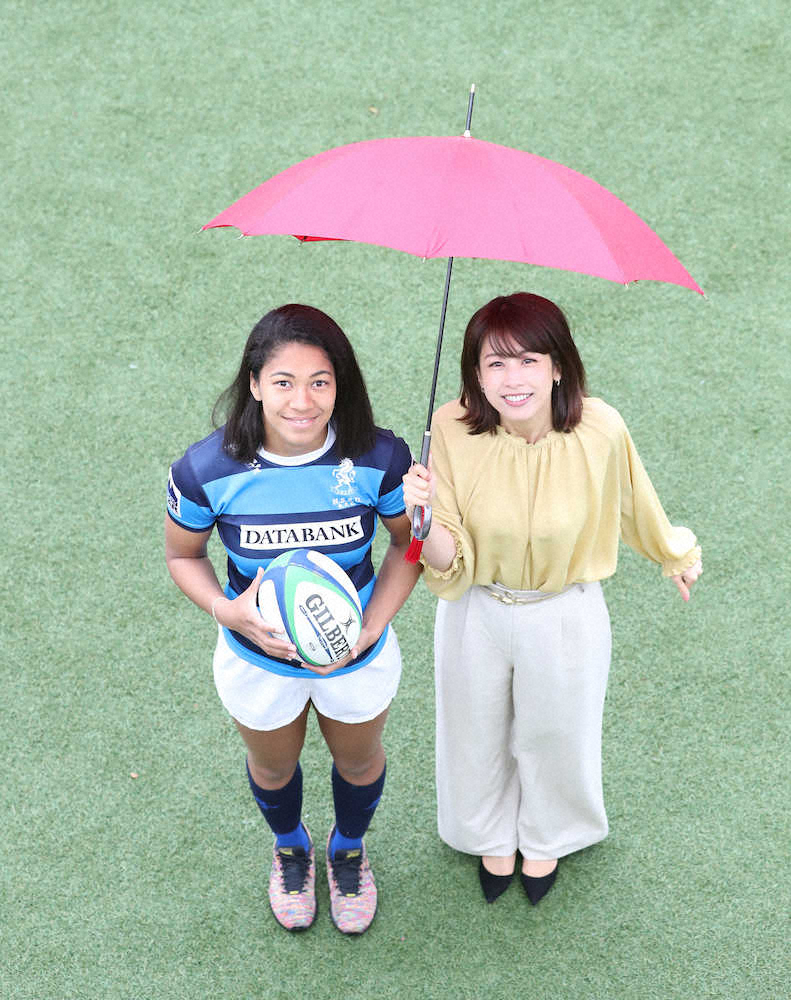 相合い傘で笑顔を見せる大竹風美子（左）と加藤綾子アナウンサー（撮影・吉田　剛）