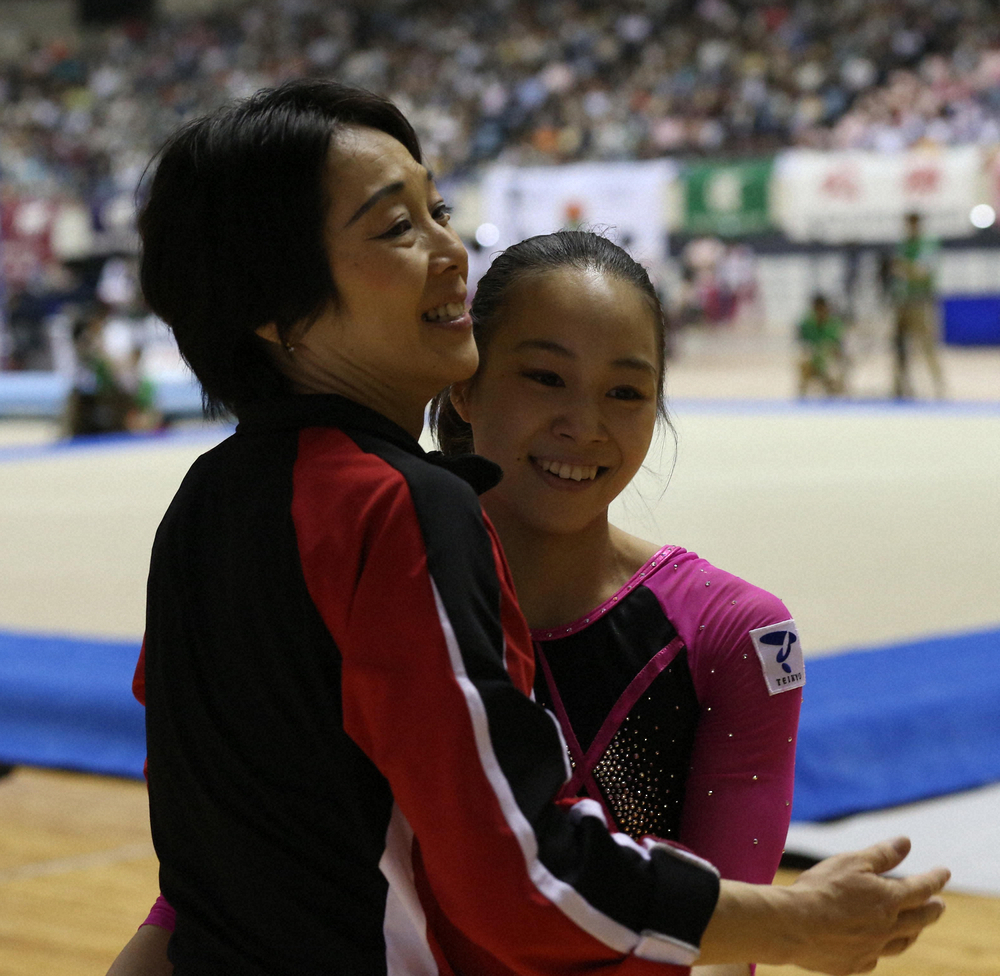 2013年、笹田夏実選手（右）と抱き合う母・笹田弥生コーチ