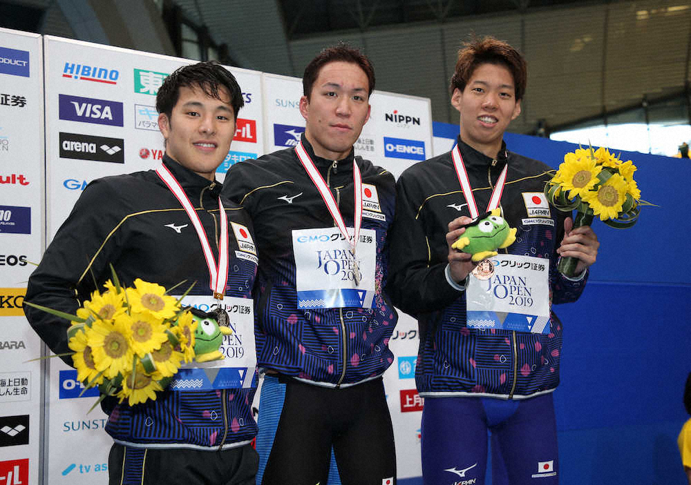 男子100M平泳ぎ（左から）2位の瀬戸大也、1位の小関也朱篤、3位の渡部一平（撮影・篠原岳夫）