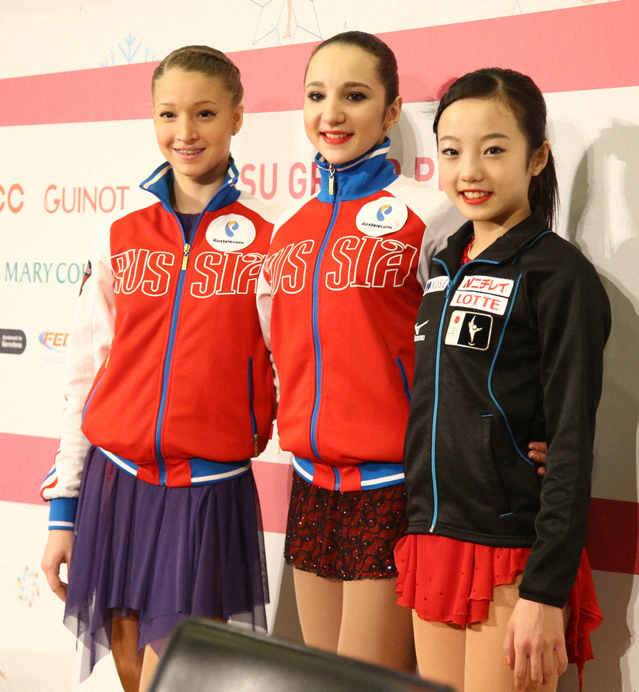2015年ジュニアＧＰファイナル最終日でフォトセッションする（左から）２位のマリア・ソツコワ、優勝のポリーナ・ツルスカヤ、３位の本田真凛