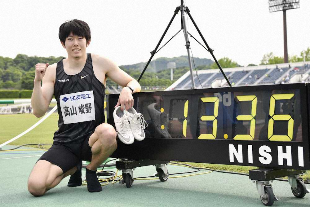 男子110メートル障害決勝、13秒36の日本タイ記録で優勝し、ガッツポーズする高山