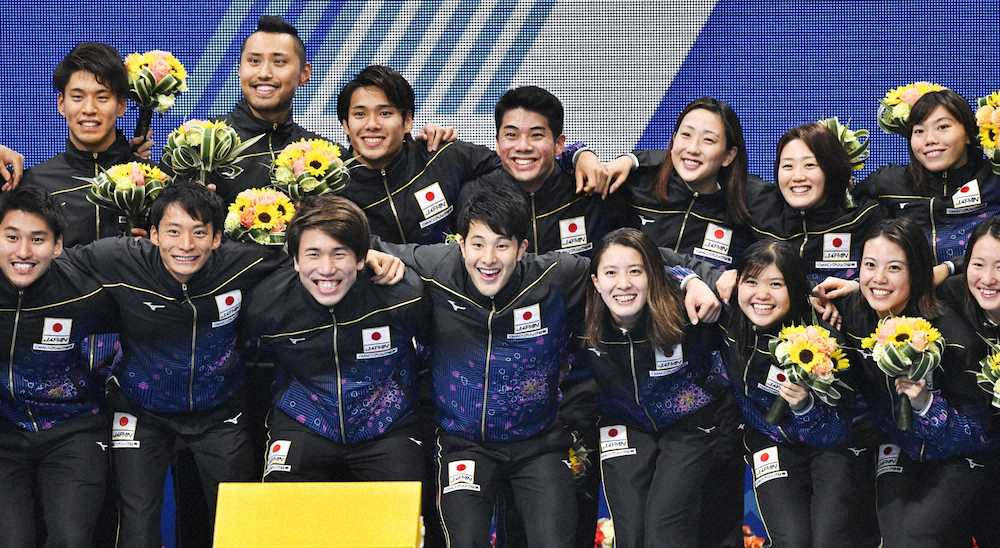 競泳世界選手権の壮行会で、記念写真に納まる日本代表の選手たち