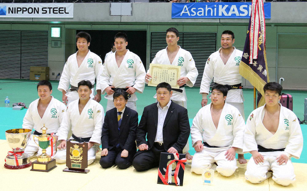 全日本実業団体対抗大会で2年ぶりに優勝し、記念撮影で笑顔のベイカー茉秋（後列左から2人目）ら日本中央競馬会のメンバー