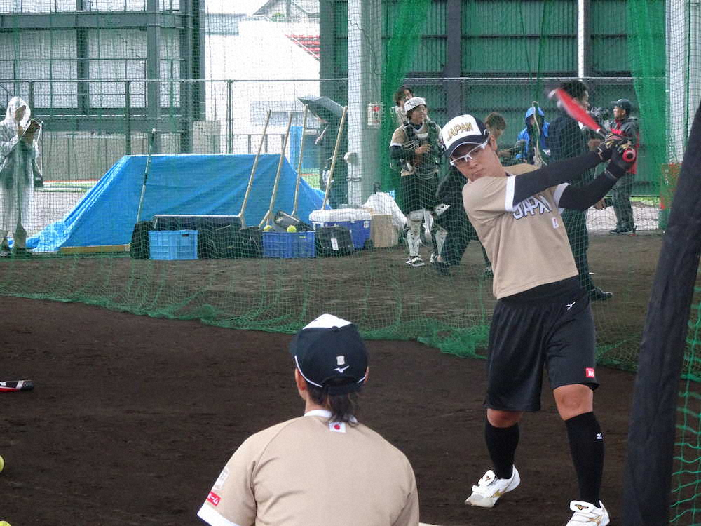 ソフトボール女子日本代表の山本優内野手は雨天練習場でティー打撃をした