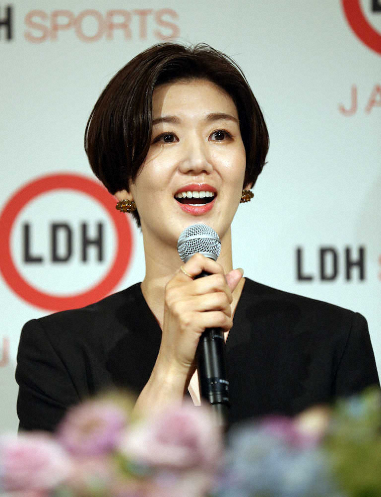 【画像・写真】栗原恵、笑顔の引退会見「幸せな選手生活だった」　指導者転身もビーチ転向も否定
