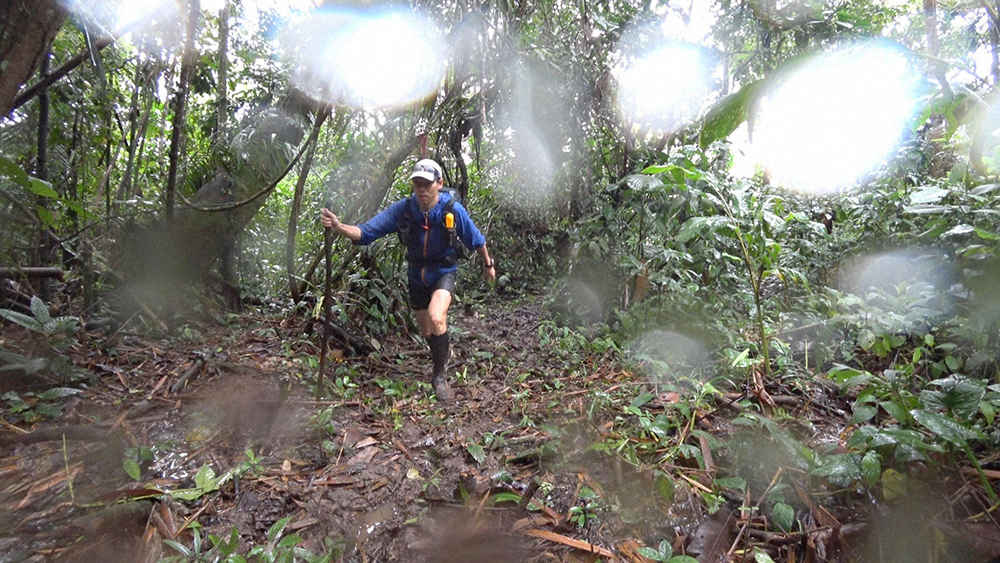 ジャングルの中を走る北田氏。ぬかるみが多く過酷な条件が続いた