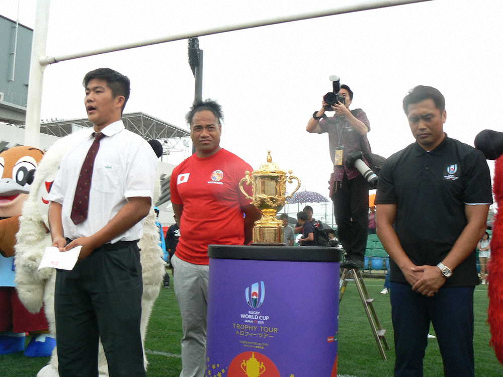 【画像・写真】W杯の優勝トロフィー「ウェブ・エリス・カップ」花園で披露
