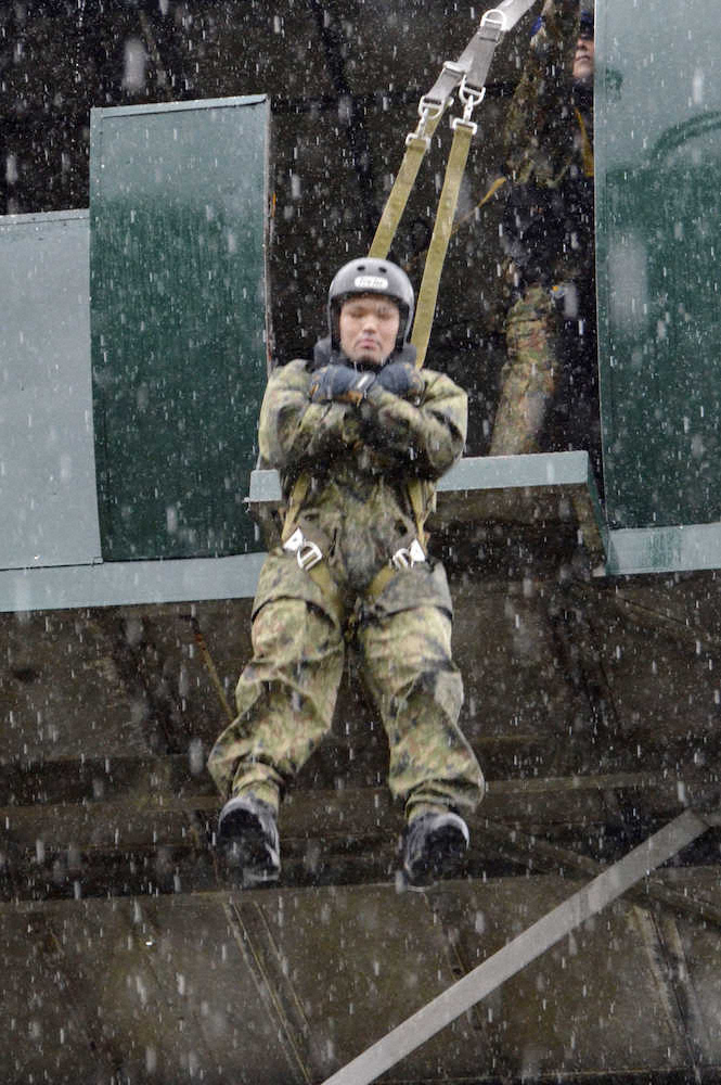陸上自衛隊空挺教育隊のパラシュート部隊の訓練を体験する柔道男子の大野将平