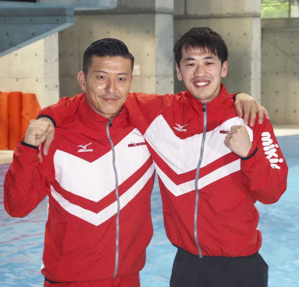 水泳の世界選手権に向け意気込む、男子シンクロ板飛び込みの寺内（左）、坂井組