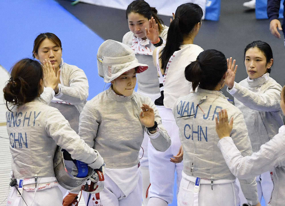 フェンシングアジア選手権女子サーブル団体準決勝で敗れ、中国選手とあいさつを交わす日本の江村（中央）ら