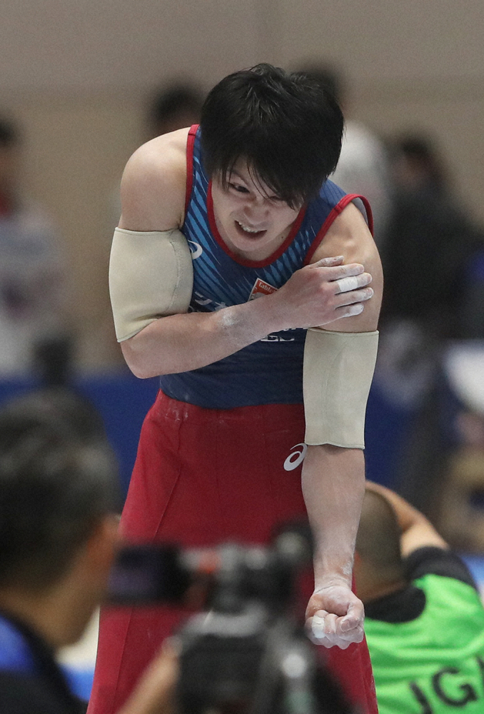 4月の体操全日本選手権で左肩を再び痛め、顔を歪める内村航平