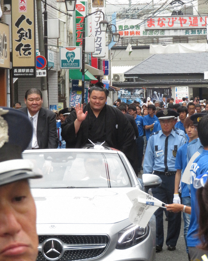 【画像・写真】朝乃山　優勝パレードに7000人「ビックリ」　近大マグロ贈呈に笑顔「刺身にして食べたい」