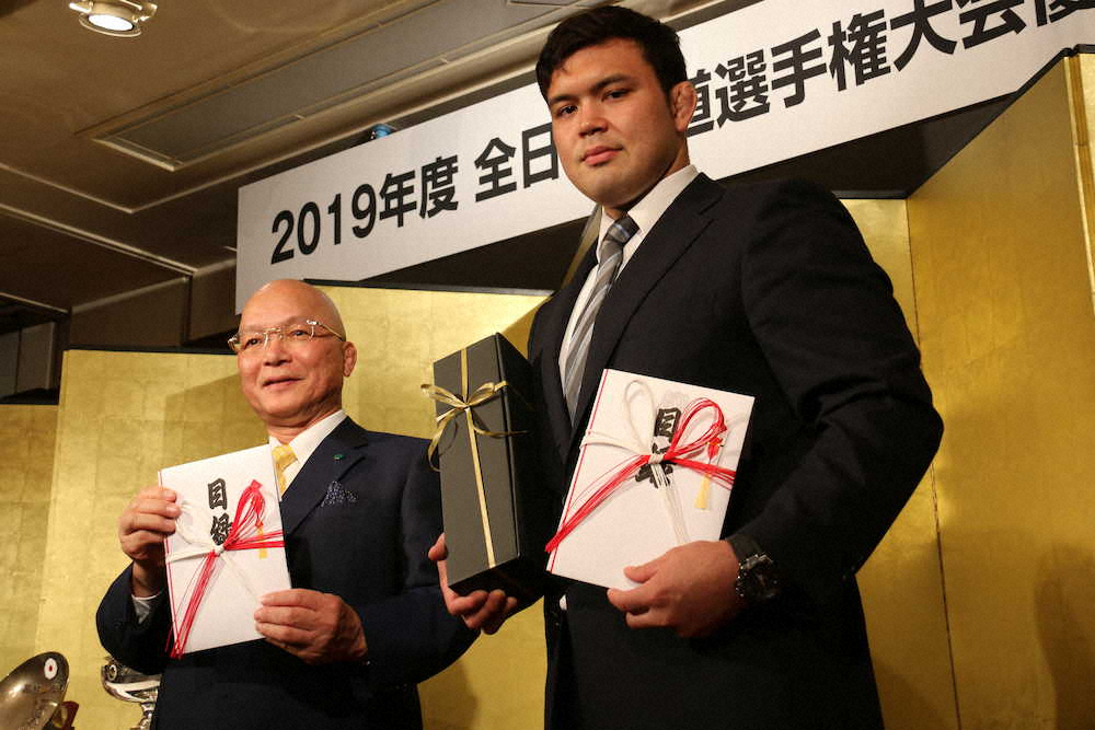 柔道全日本選手権の優勝祝賀会で、報奨金などの目録を手に笑顔のウルフ・アロン（右）