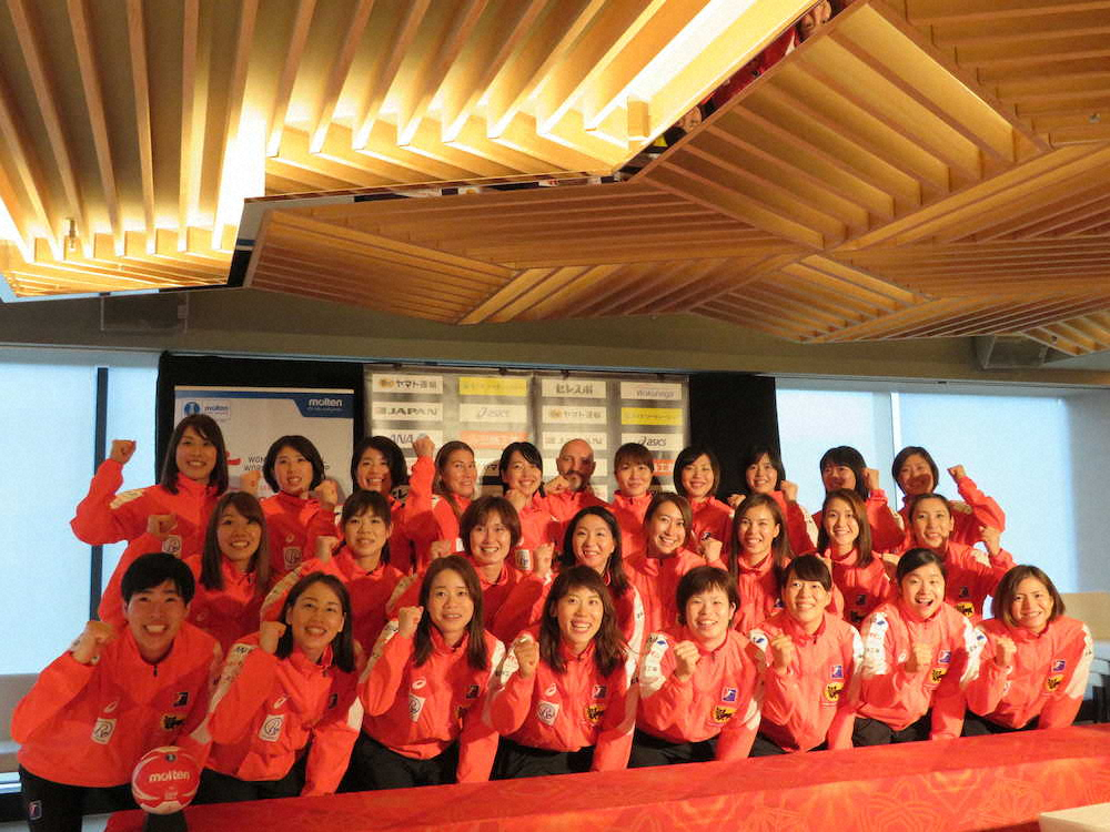 ハンドボール女子日本代表（3列目右端が原希美主将。中央がウルリック・キルケリー監督）