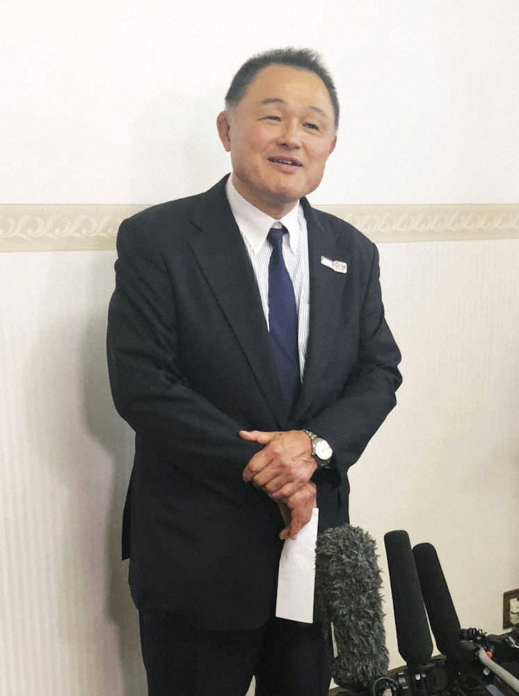 全日本柔道連盟の会長に再選され、取材に応じる山下会長