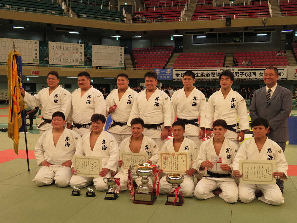【画像・写真】全日本学生優勝大会で4連覇を果たした東海大柔道部。後列右端が上水研一朗監督、前列右から2人目が村尾三四郎