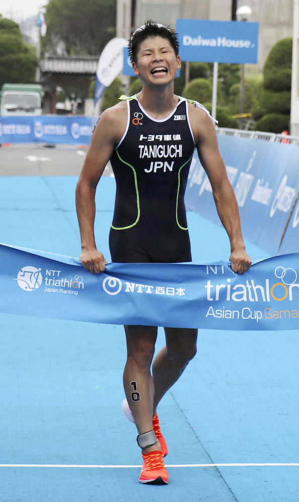 【画像・写真】1時間52分32秒でゴールする男子優勝の谷口白羽