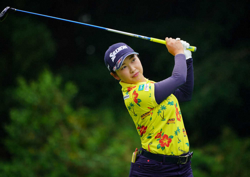 【画像・写真】3番、ティーショットを放つ小祝さくら（撮影・沢田　明徳）