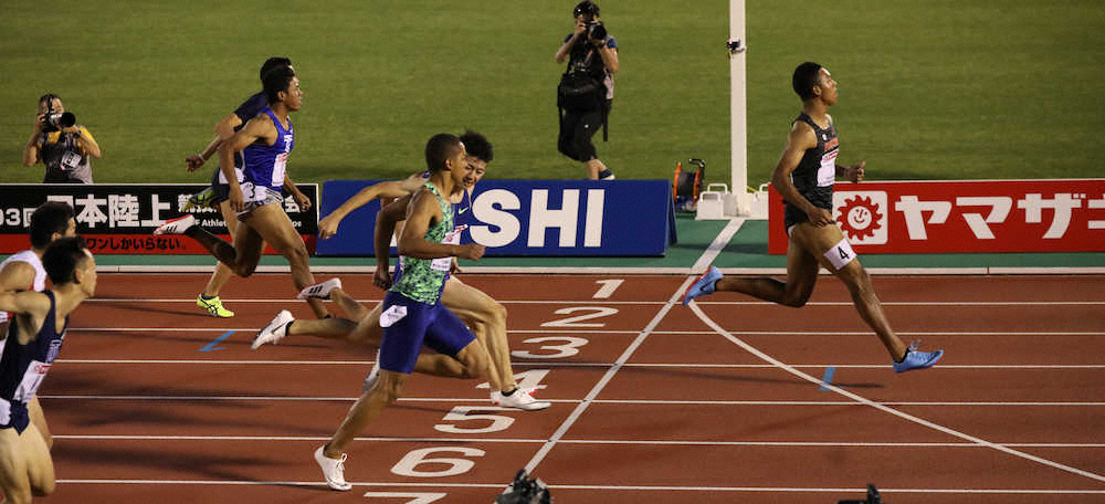 男子100メートル準決勝1組、ゴールするサニブラウン（右）（撮影・会津　智海