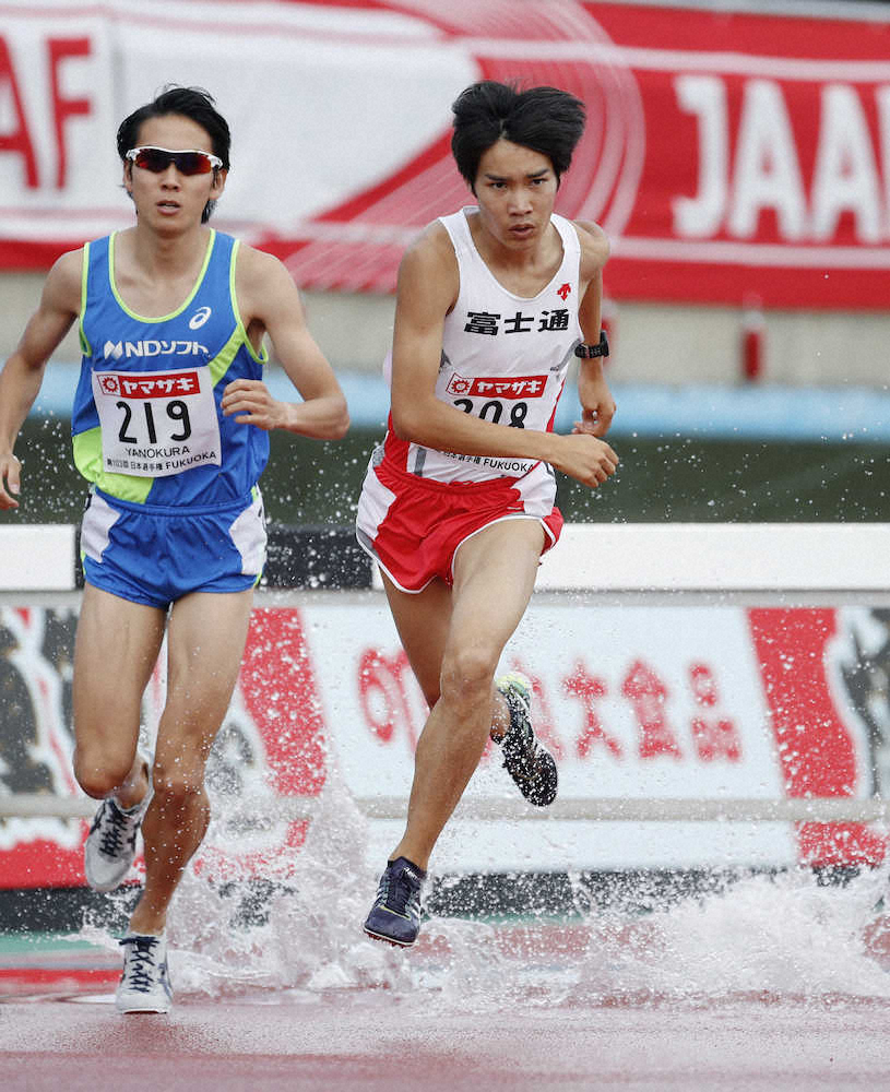 男子3000メートル障害予選　8分27秒25で1着となった塩尻和也（右）