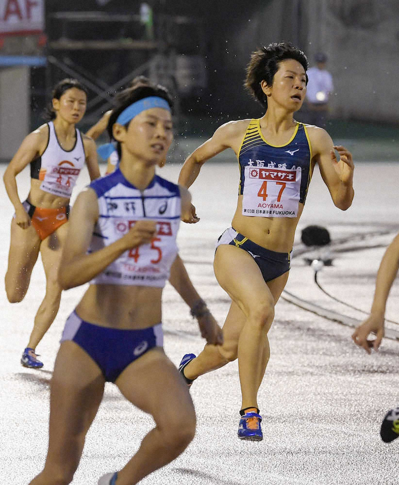 女子400メートル決勝　優勝した青山聖佳（右）。手前は2位の高島咲季
