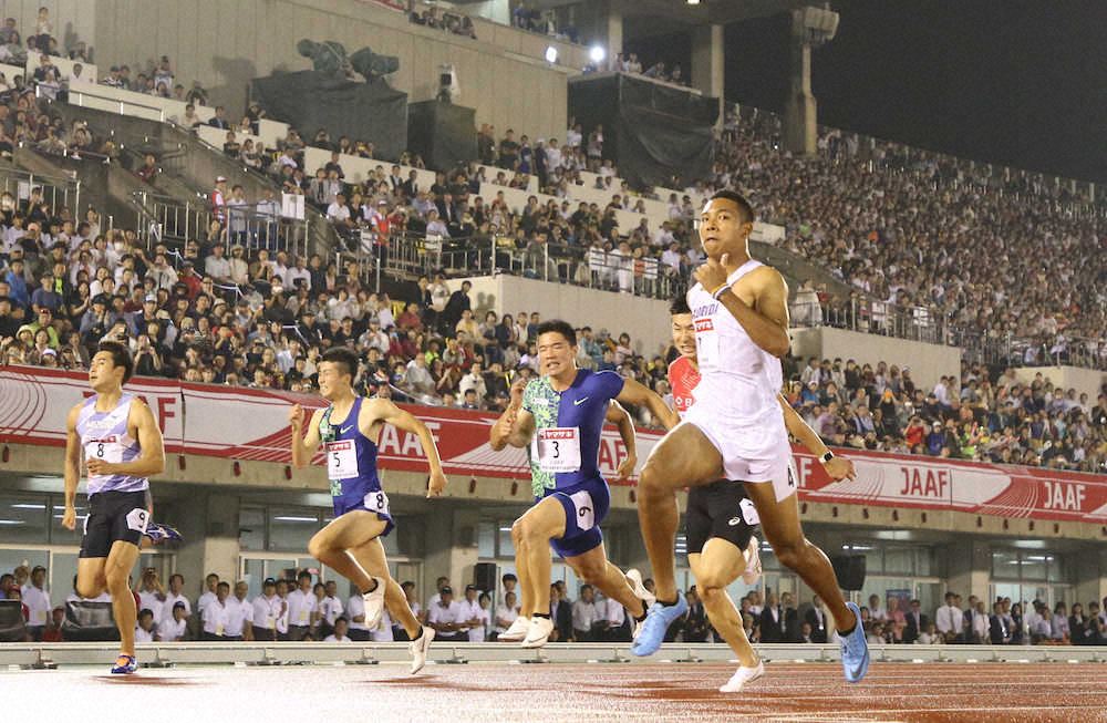 男子100メートル決勝、1位でゴールするサニブラウン（右）（撮影・会津　智海）