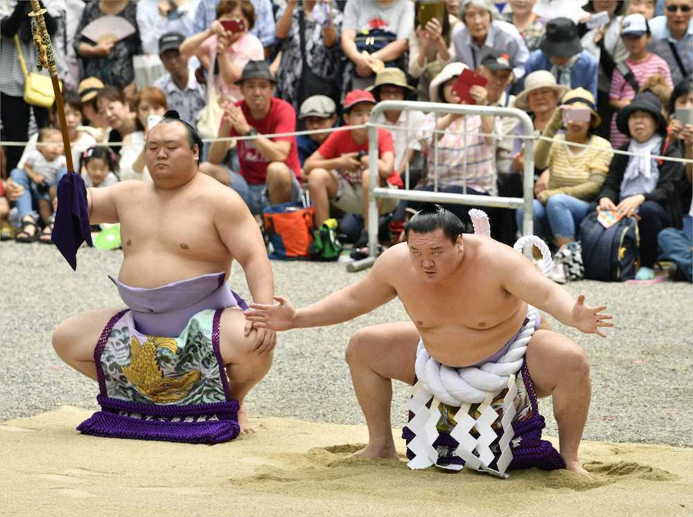 熱田神宮で奉納土俵入りを行う横綱白鵬（右）。太刀持ちは宝富士