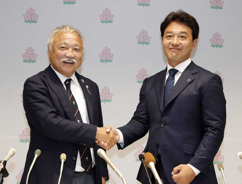 就任記者会見を終え握手を交わす、日本ラグビー協会の森重隆会長（左）と岩渕健輔専務理事