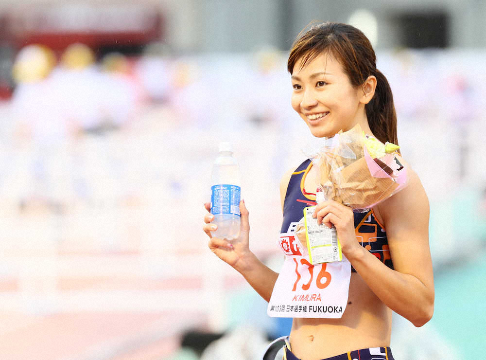 ＜第103回陸上日本選手権第3日＞女子100メートルハードル、優勝し笑顔を見せる木村（撮影・会津　智海）