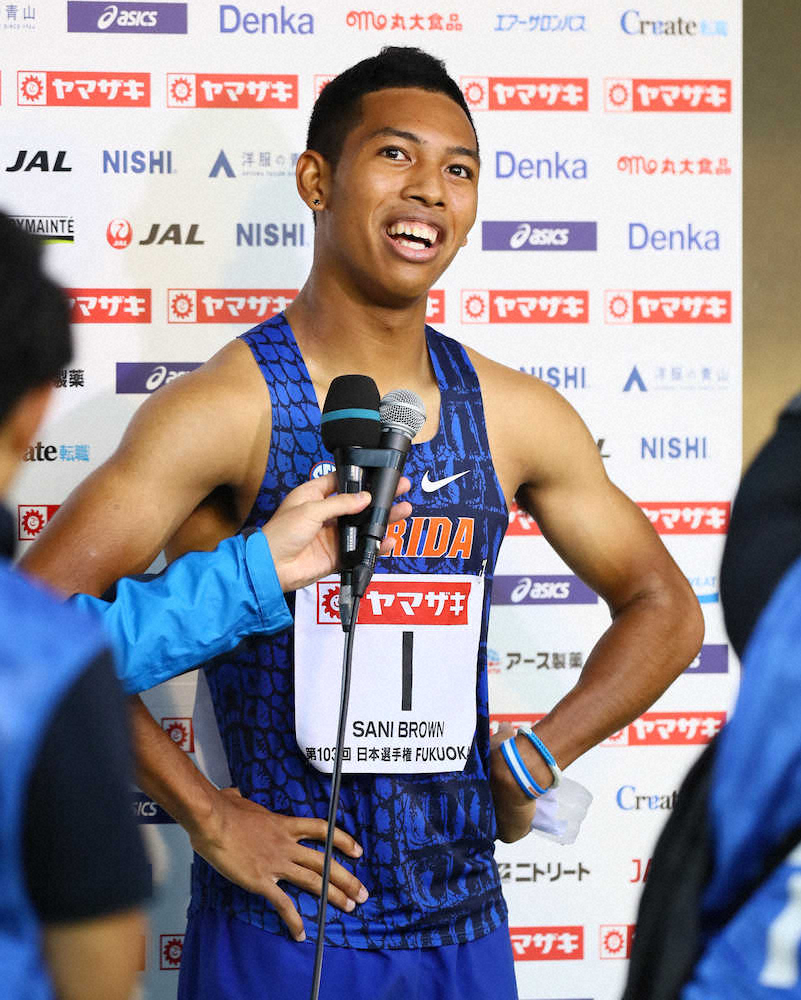 ＜第103回陸上日本選手権第3日＞男子200メートル予選、レースを終え質問に答えるサニブラウン（撮影・会津　智海）