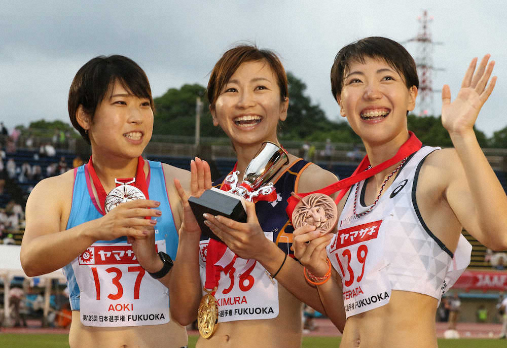 ＜第103回陸上日本選手権第3日＞女子100メートルハードル、表彰台で笑顔を見せる（左から）青木、木村、寺田（撮影・会津　智海）